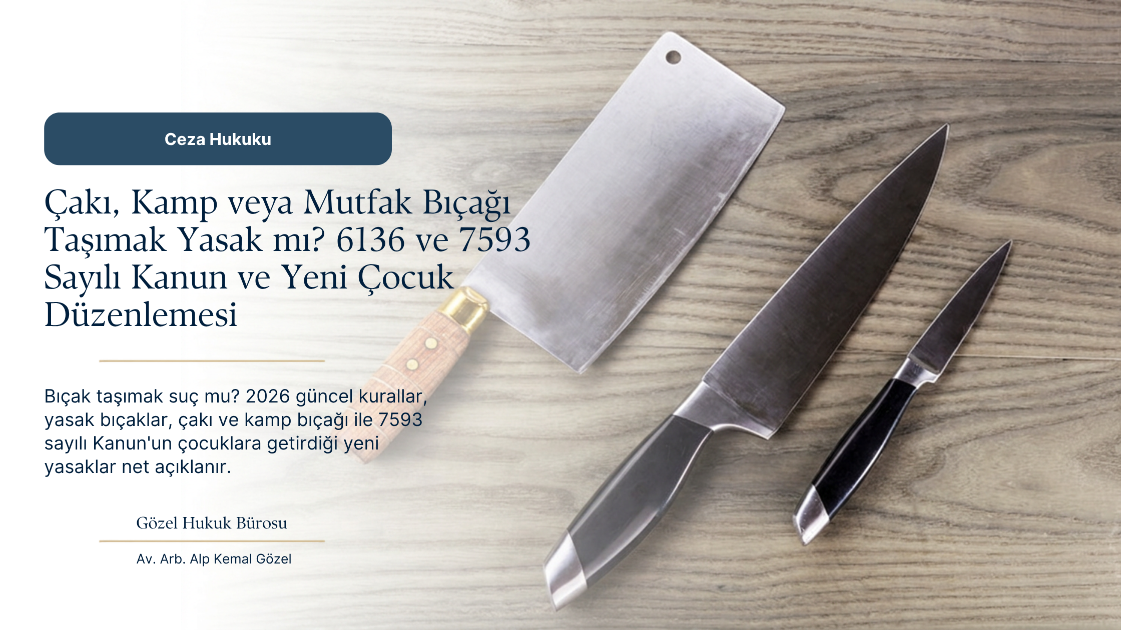 Ahşap masa üzerindeki satır ve mutfak bıçaklarıyla bıçak taşıma kuralları
